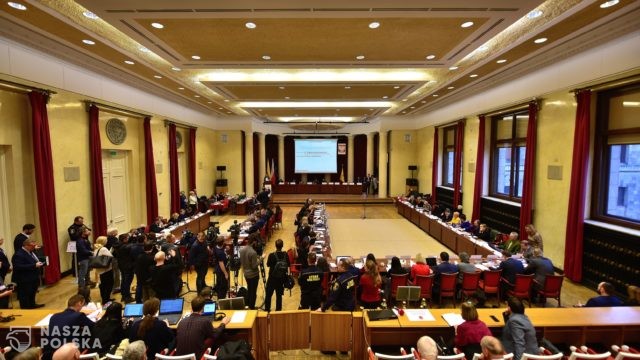 Nie wolno ograniczać prawa do udziału w obradach samorządów!