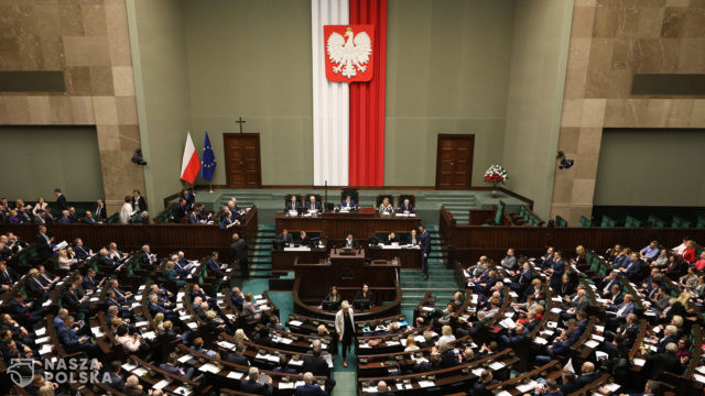 Projekt w sprawie wyrównania płac kobiet i mężczyzn skierowany do komisji