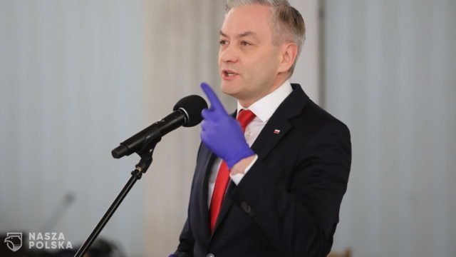 Biedroń o Gowinie:  słynie z giętkiego kręgosłupa