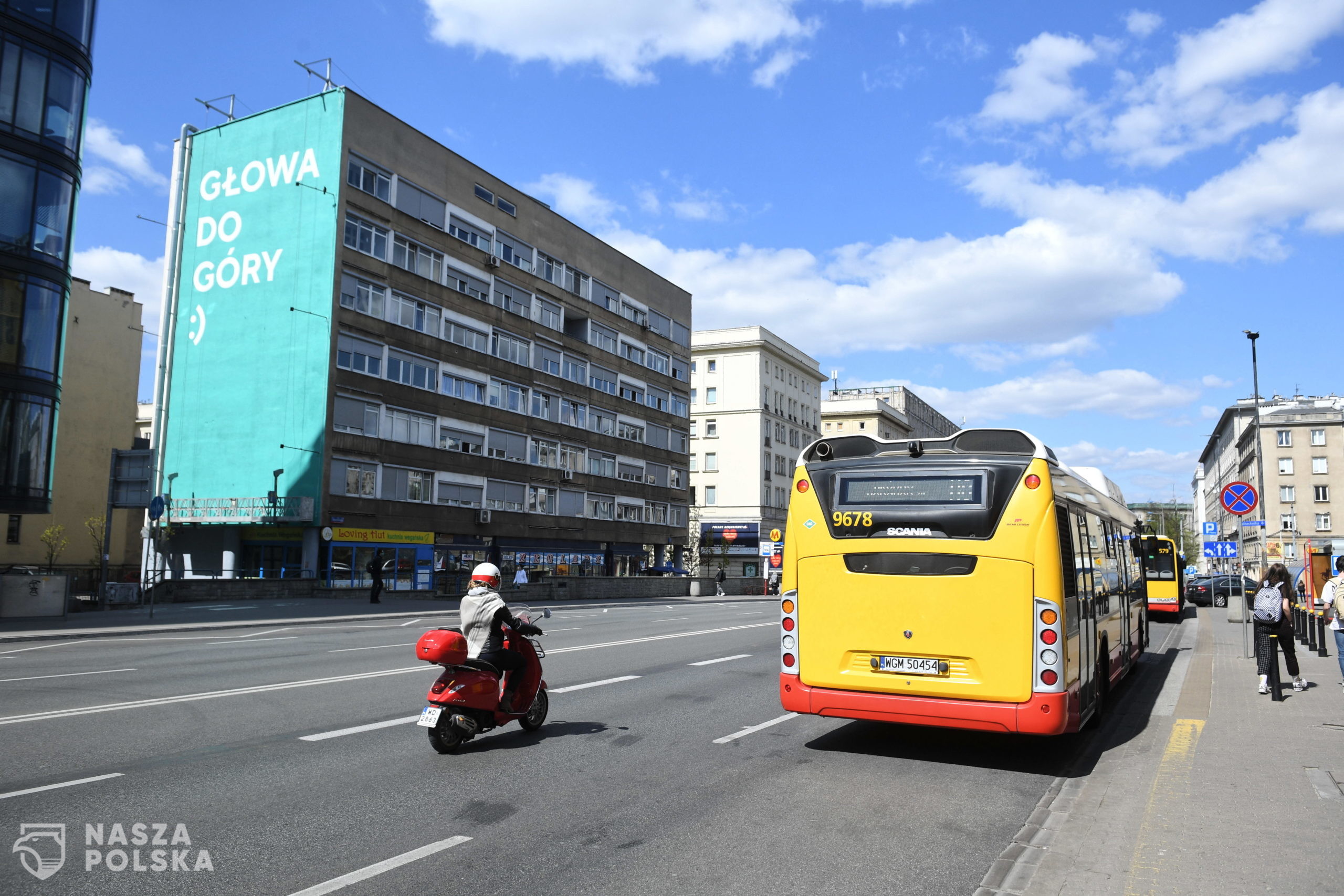 Warszawa, 21.04.2020. Koronawirus w Polsce. Mural z hasłem 'Głowa do góry :)' przy stacji metra Politechnika w Warszawie, 21 bm. Na warszawskich ulicach cztery duże murale niosą pozytywny przekaz na czas epidemii koronawirusa. 'Warszawo, będzie dobrze', 'Jeszcze będzie przepięknie!' – to niektóre hasła, które autorzy z Good Looking Studio umieścili na budynkach w centrum miasta. (sko) PAP/Radek Pietruszka