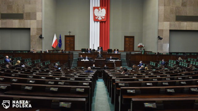 Trzeszczy w klubie poselskim PiS. Będzie rozpad? 