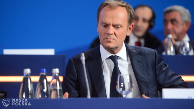 Tusk chciał zabłysnąć. Dostał serię ripost