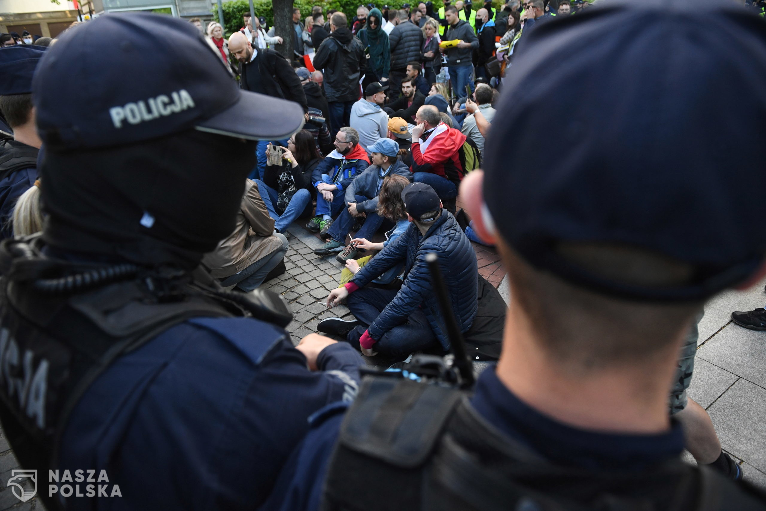 Warszawa, 07.05.2020. Koronawirus w Polsce. Protest przedsiêbiorców w centrum Warszawy, 7 bm. Organizatorem protestu jest kandydat na prezydenta Pawe³ Tanajno. Protestuj¹cy doszli przed KPRM i domagaj¹ siê spotkania z premierem, o czym za porednictwem Facebooka poinformowa³ lider protestu. Wyjani³, ¿e protestuj¹cy chc¹ przekonaæ premiera, aby pieni¹dze na pomoc przedsiêbiorcom "nie by³y marnotrawione przez machinê urzêdnicz¹". (kf) PAP/Radek Pietruszka