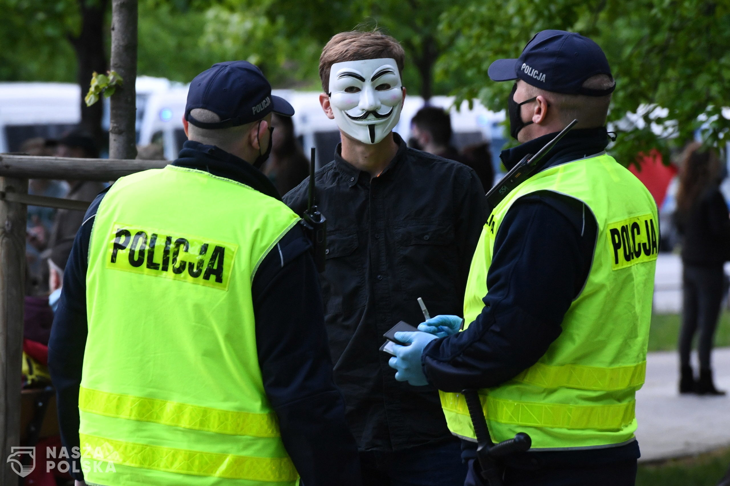 Warszawa, 07.05.2020. Koronawirus w Polsce. Protest przedsiêbiorców w centrum Warszawy, 7 bm. Organizatorem protestu jest kandydat na prezydenta Pawe³ Tanajno. Protestuj¹cy doszli przed KPRM i domagaj¹ siê spotkania z premierem, o czym za porednictwem Facebooka poinformowa³ lider protestu. Wyjani³, ¿e protestuj¹cy chc¹ przekonaæ premiera, aby pieni¹dze na pomoc przedsiêbiorcom "nie by³y marnotrawione przez machinê urzêdnicz¹". (kf) PAP/Radek Pietruszka