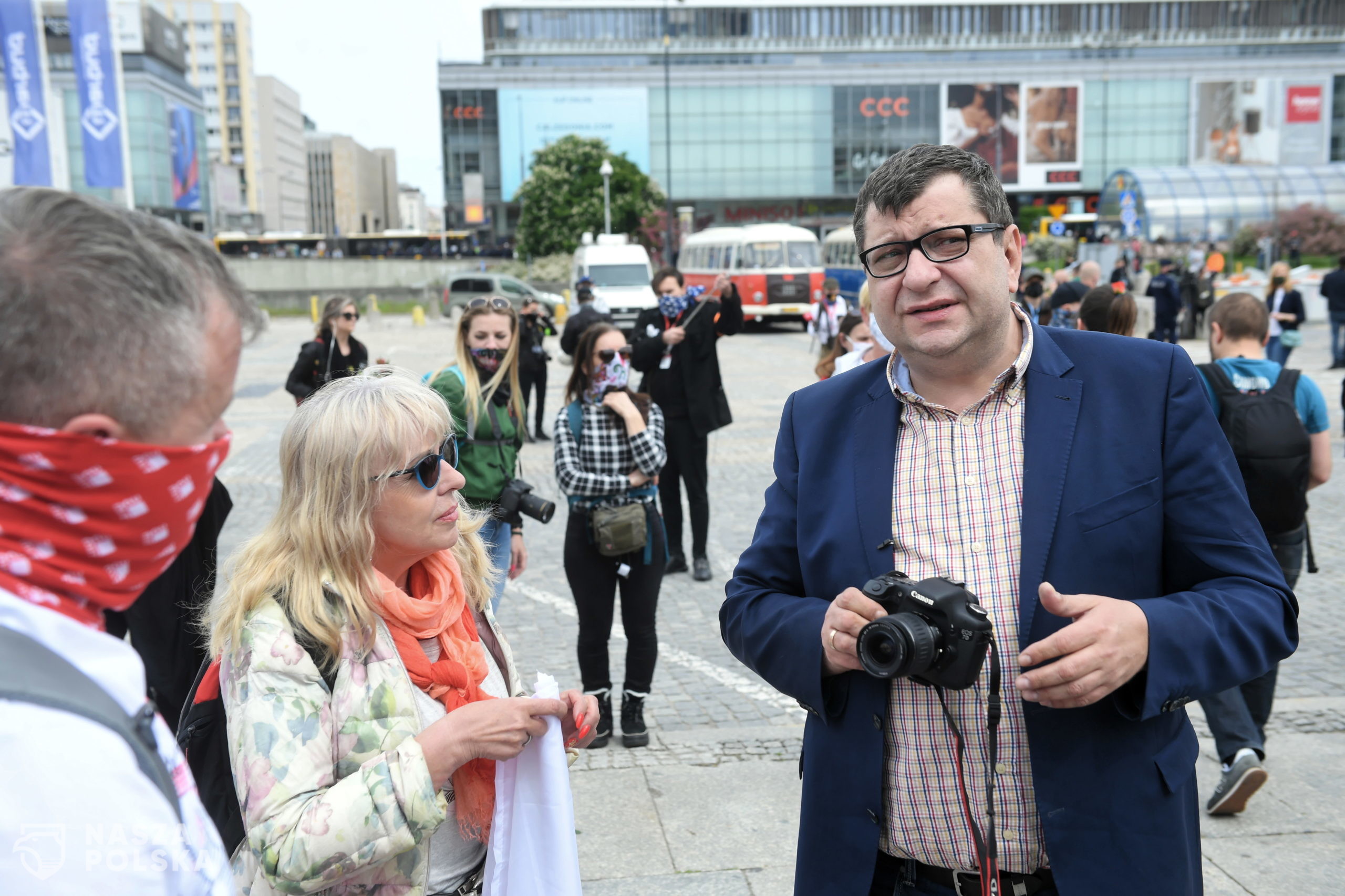 Warszawa, 23.05.2020. Koronawirus w Polsce. Przedstawiciele mediów przed rozpoczêciem strajku przedsiêbiorców na Placu Defilad w Warszawie, 23 bm. Policja podkrela, ¿e planowane zgromadzenie jest nielegalne. (amb) PAP/Radek Pietruszka
