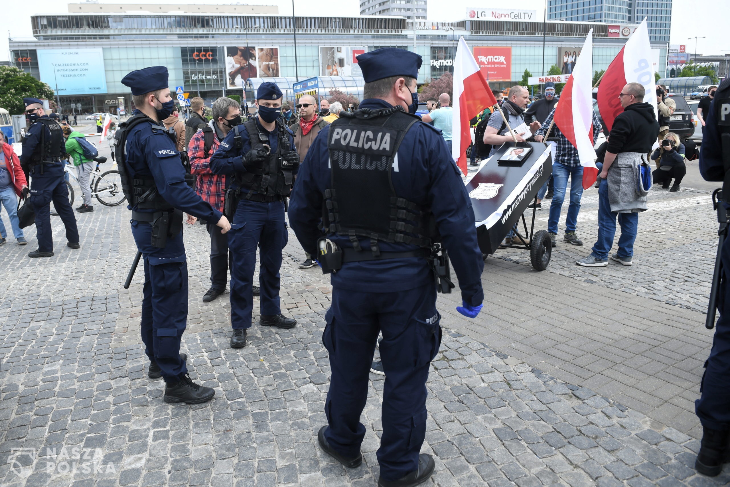 Warszawa, 23.05.2020. Koronawirus w Polsce. Funkcjonariusze policji oraz uczestnicy protestu przed rozpoczêciem strajku przedsiêbiorców na Placu Defilad w Warszawie, 23 bm. Policja podkrela, ¿e planowane zgromadzenie jest nielegalne. (amb) PAP/Radek Pietruszka
