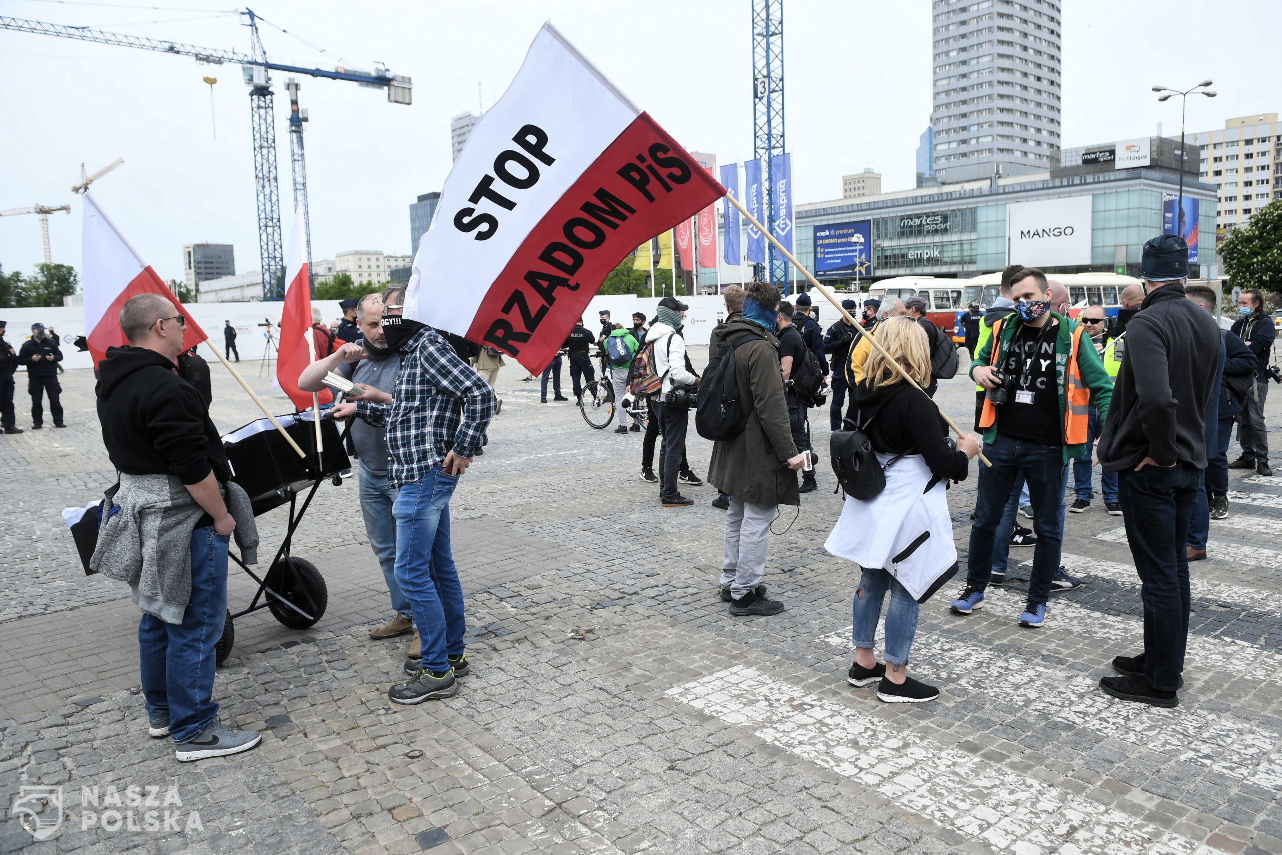 Warszawa, 23.05.2020. Koronawirus w Polsce. Uczestnicy protestu przed rozpoczêciem strajku przedsiêbiorców na Placu Defilad w Warszawie, 23 bm. Policja podkrela, ¿e planowane zgromadzenie jest nielegalne. (amb) PAP/Radek Pietruszka