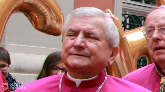 Nuncjatura apostolska: zakaz uczestniczenia w celebracjach i nakaz zamieszkania poza swoją archidiecezją dla abpa Głódzia i bpa Janiaka