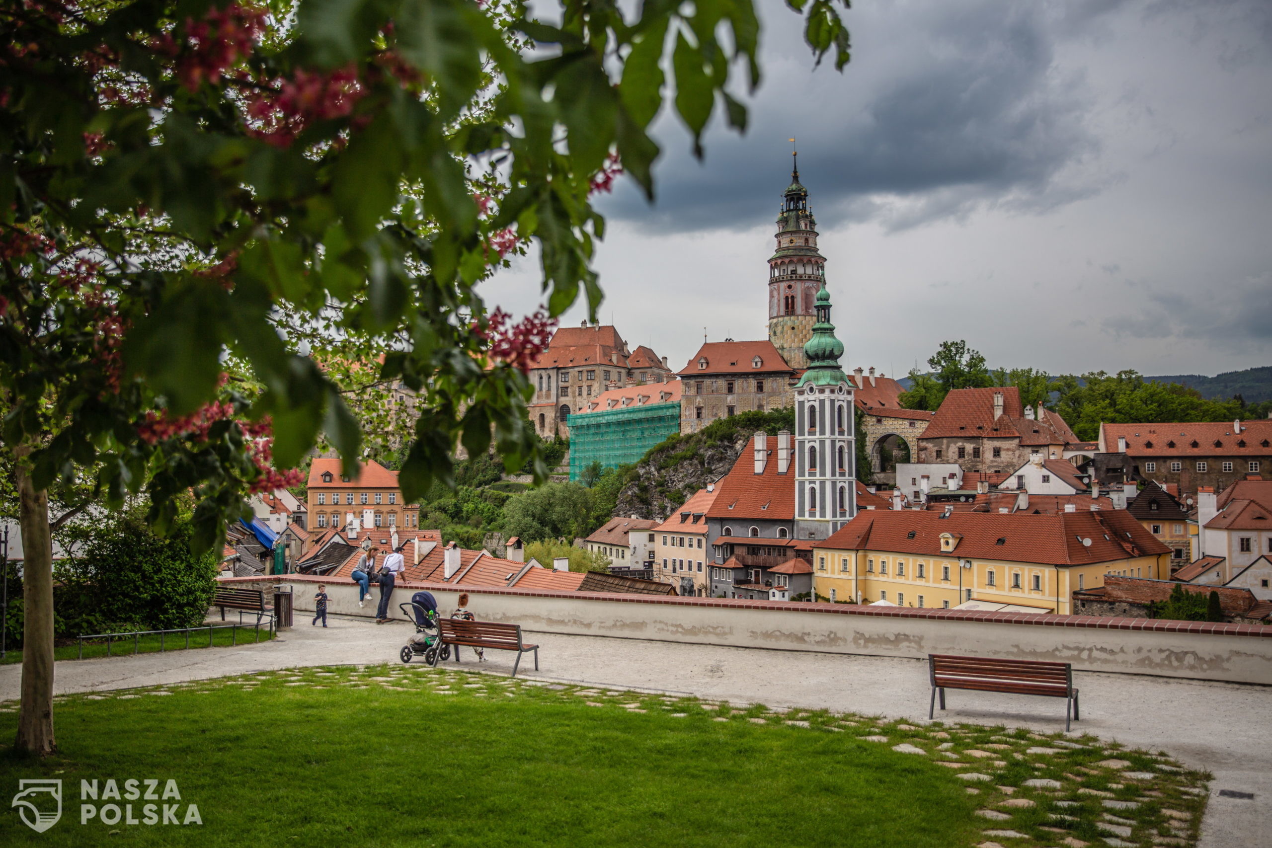 epa08438218 Almost empty vantage point above the old town of Cesky Krumlov, UNESCO World Culture Heritage site, Czech Republic, 22 May 2020. According to local media, more than 15.000 tourists from Asia arrived in the South Bohemian region, where is located the popular tourist destination Cesky Krumlov, on January 2020. Due to the pandemic COVID-19 disease caused by the SARS-CoV-2 coronavirus, which closed borders and restricted travel, the number of accommodated tourists in southern Bohemia fell by 30 percent in the first quarter. The region is the most affected in the country.  EPA/MARTIN DIVISEK 
Dostawca: PAP/EPA.
