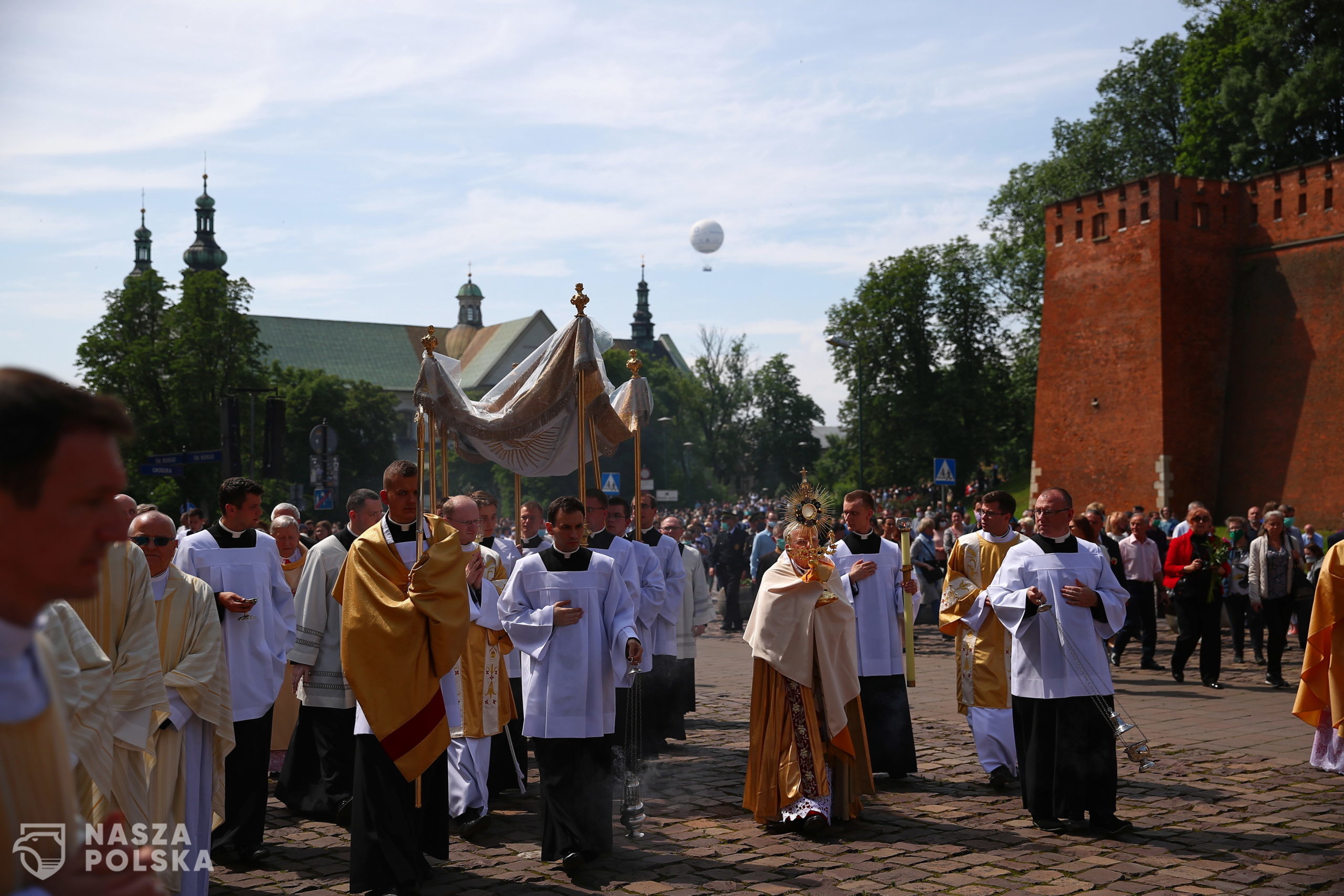 Kraków, 11.06.2020. Arcybiskup Marek Jêdraszewski (C) podczas procesji w uroczystoæ Bo¿ego Cia³a w Krakowie, 11 bm. Procesja rozpoczê³a siê msz¹ wiêt¹ sprawowan¹ na dziedziñcu przed katedr¹ wawelsk¹, po czym Drog¹ królewsk¹ przesz³a na Rynek G³ówny. (kf) PAP/£ukasz G¹gulski