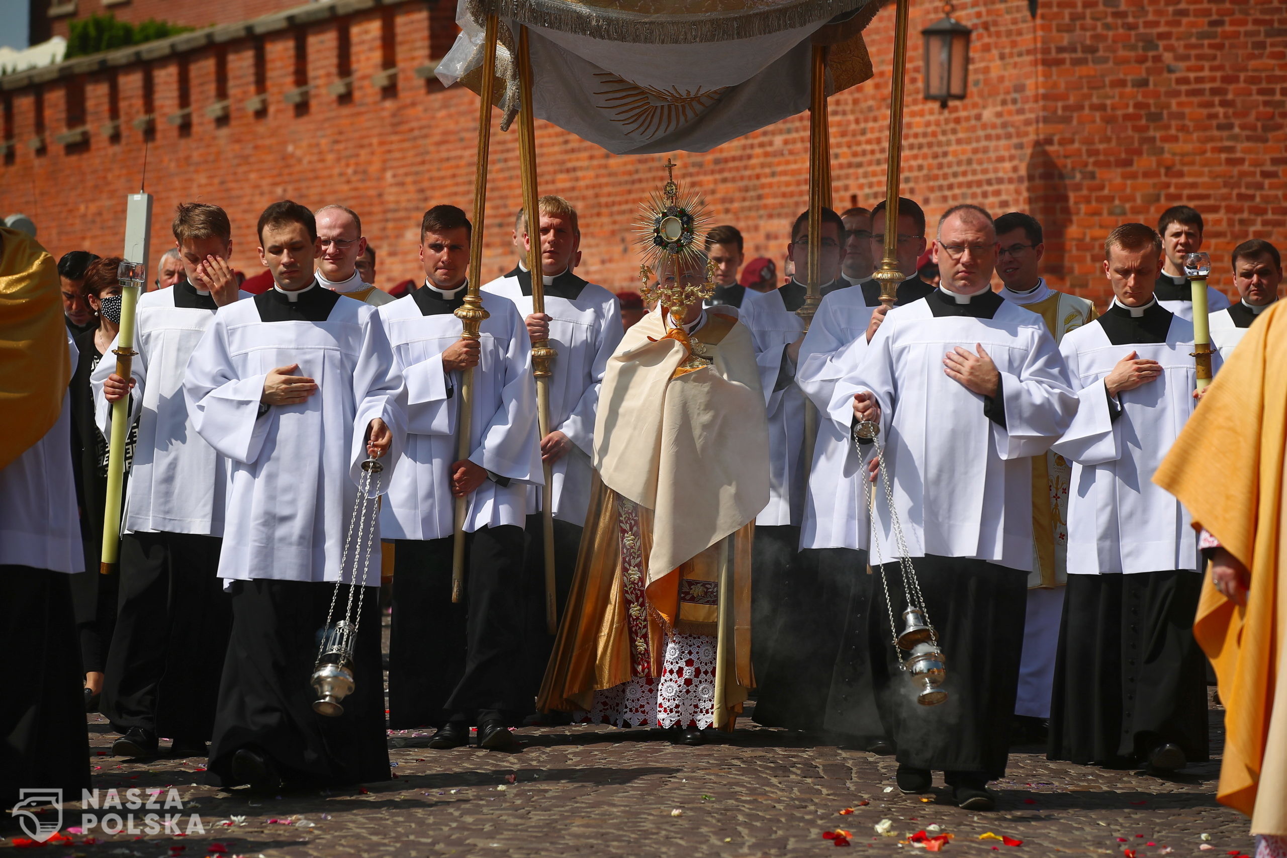 Kraków, 11.06.2020. Arcybiskup Marek Jêdraszewski (C) podczas procesji w uroczystoæ Bo¿ego Cia³a w Krakowie, 11 bm. Procesja rozpoczê³a siê msz¹ wiêt¹ sprawowan¹ na dziedziñcu przed katedr¹ wawelsk¹, po czym Drog¹ królewsk¹ przesz³a na Rynek G³ówny. (kf) PAP/£ukasz G¹gulski