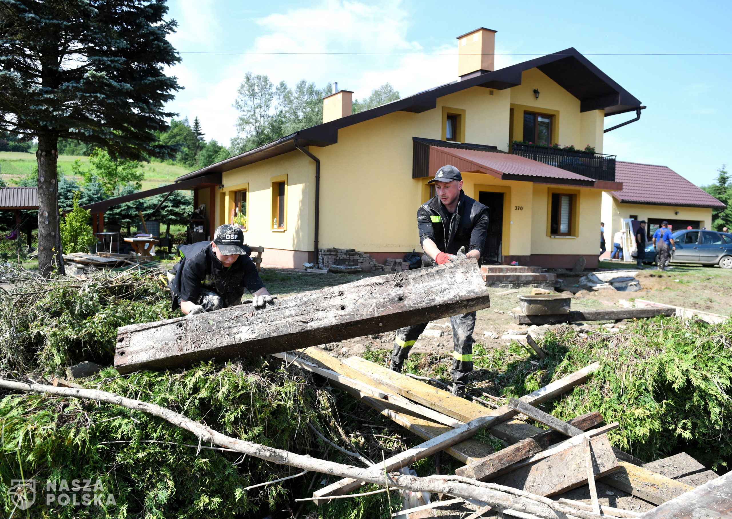Hadle Szklarskie, 27.06.2020. Stra¿acy pracuj¹ przy usuwaniu zniszczeñ, 27 bm. w miejscowoci Hadle Szlarskie (pow. przeworski). W pi¹tek po po³udniu nad czêci¹ woj. podkarpackiego przesz³y gwa³towne ulewy. Jak informuje Wojewódzkie Centrum Zarz¹dzania Kryzysowego, obecnie sytuacja jest stabilna. Jednak wed³ug prognoz pogody tak¿e w sobotê po po³udniu nad regionem maj¹ ponownie przejæ intensywne opady deszczu oraz burze. PAP/Darek Delmanowicz