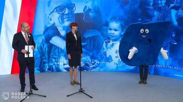 Maskotka w kształcie liczby 67 będzie przypominać, że Trzaskowski był przeciwny obniżeniu wieku emerytalnego
