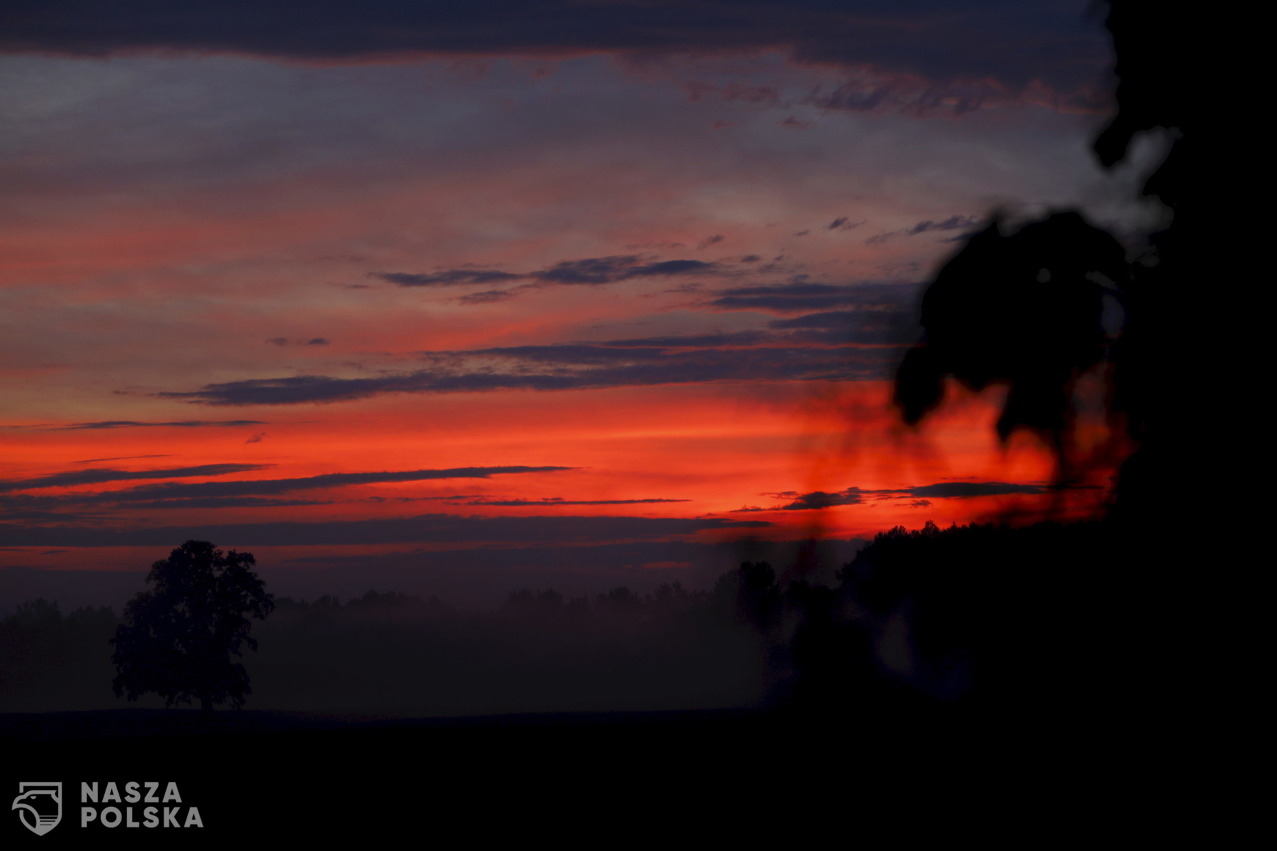 epa08473695 A sunset after rainfall in Liepupe, Latvia, 08 June 2020.  EPA/TOMS KALNINS 
Dostawca: PAP/EPA.