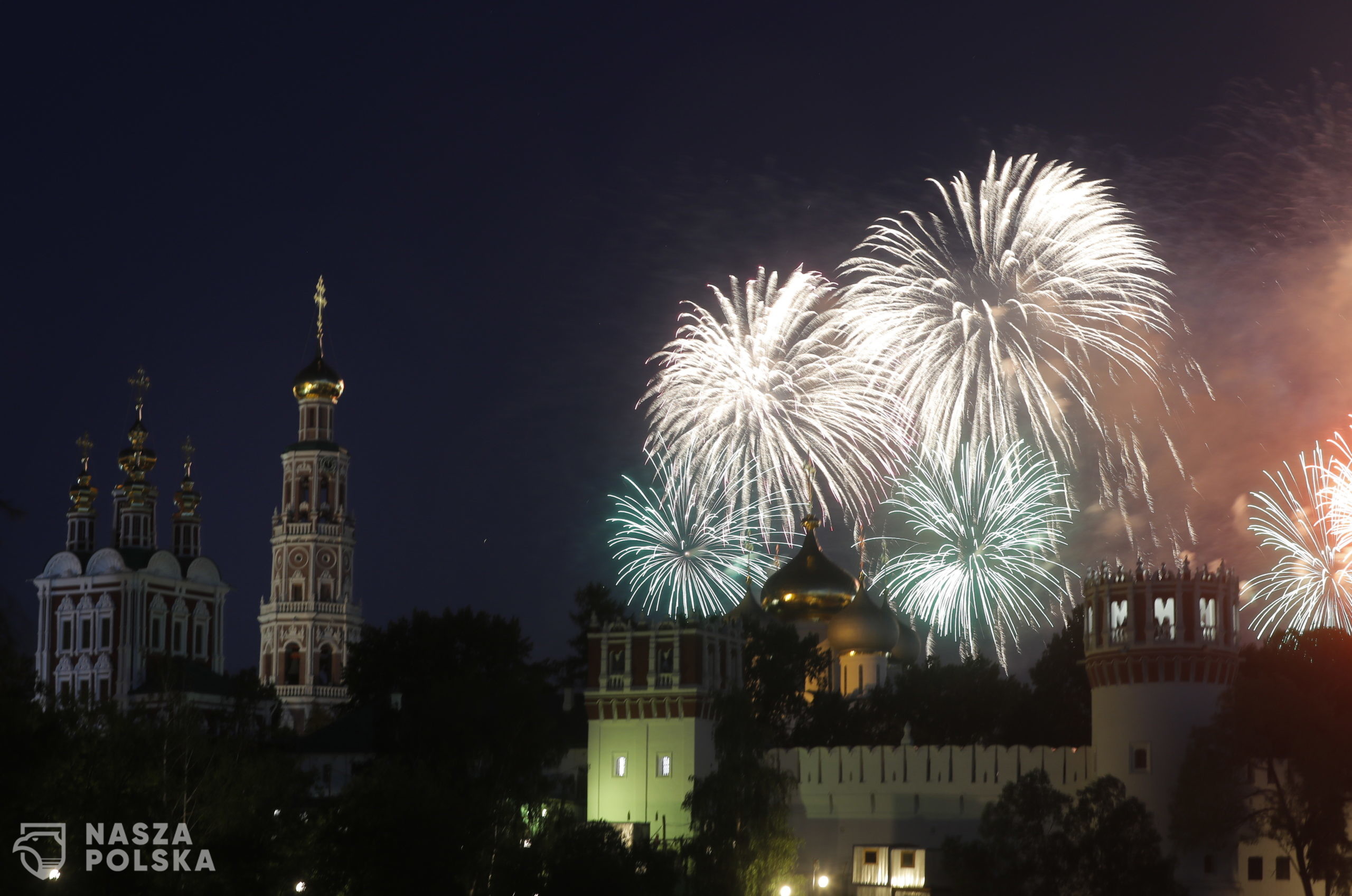 epa08507431 Fireworks over Novodevichiy monastery marking 75th anniversary of the victory in the World War II in Moscow, Russia, 24 June 2020. The main celebration  was postponed from 09 May to 24 June due to coronavirus epidemic in Moscow.  EPA/SERGEI CHIRIKOV 
Dostawca: PAP/EPA.