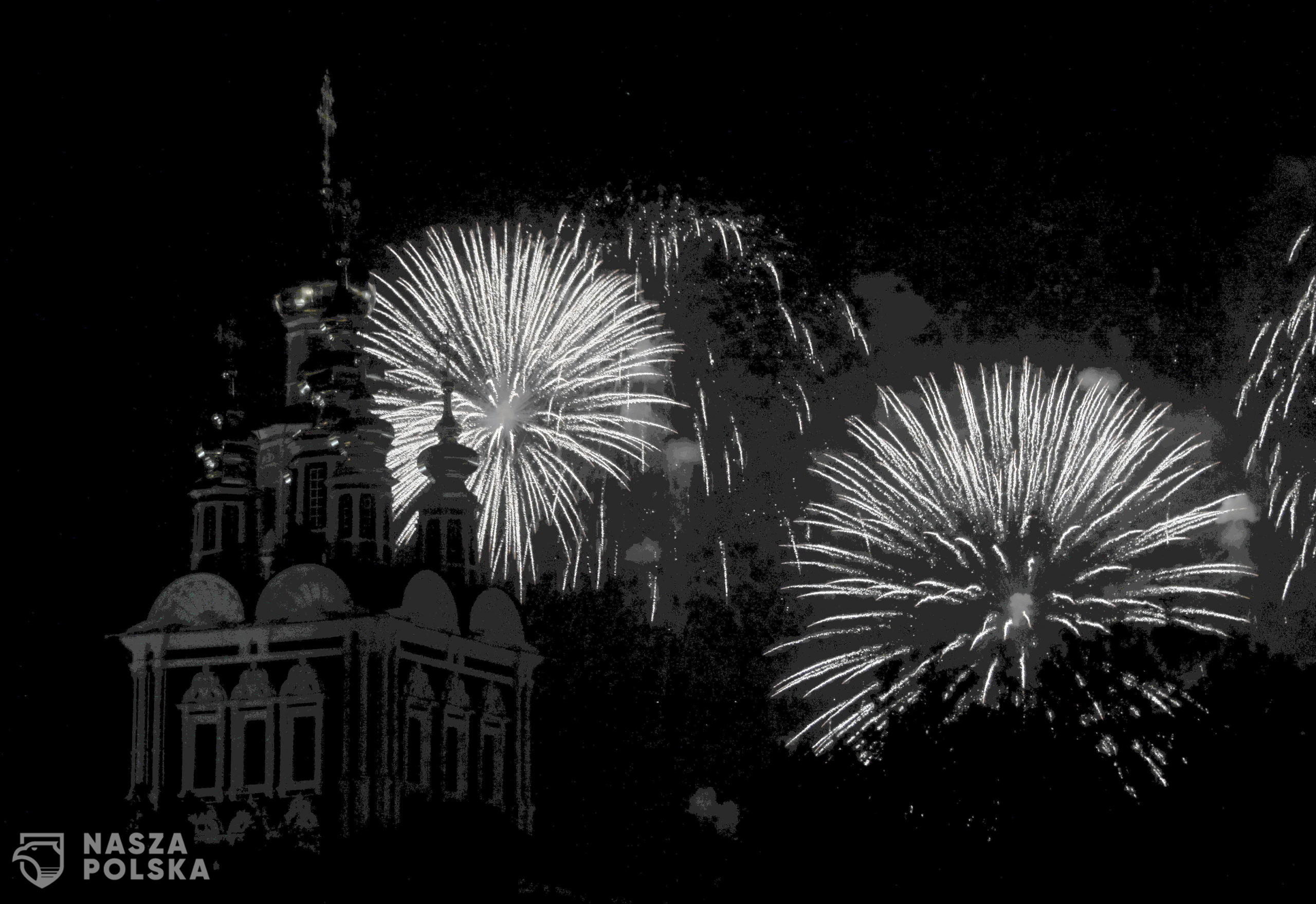 epa08507434 Fireworks over Novodevichiy monastery marking 75th anniversary of the victory in the World War II in Moscow, Russia, 24 June 2020. The main celebration  was postponed from 09 May to 24 June due to coronavirus epidemic in Moscow.  EPA/SERGEI CHIRIKOV 
Dostawca: PAP/EPA.