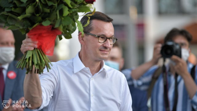 Premier Morawiecki prezentuje spadek cen dzięki nowej matrycy VAT