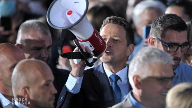 Trzaskowski przegrał przez Kosiniaka, Hołownię i Biedronia?