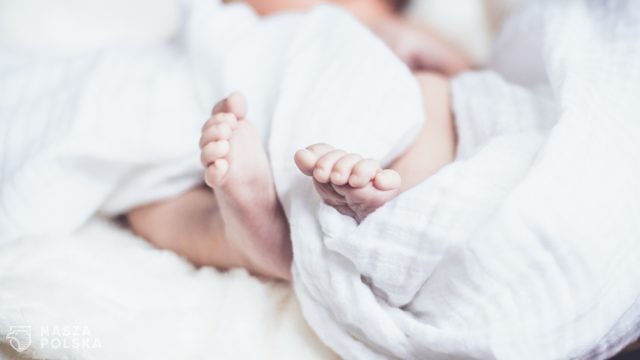 „Za życiem”. Rząd przeznaczy trzy miliony złotych na pięć domów dla samotnych matek