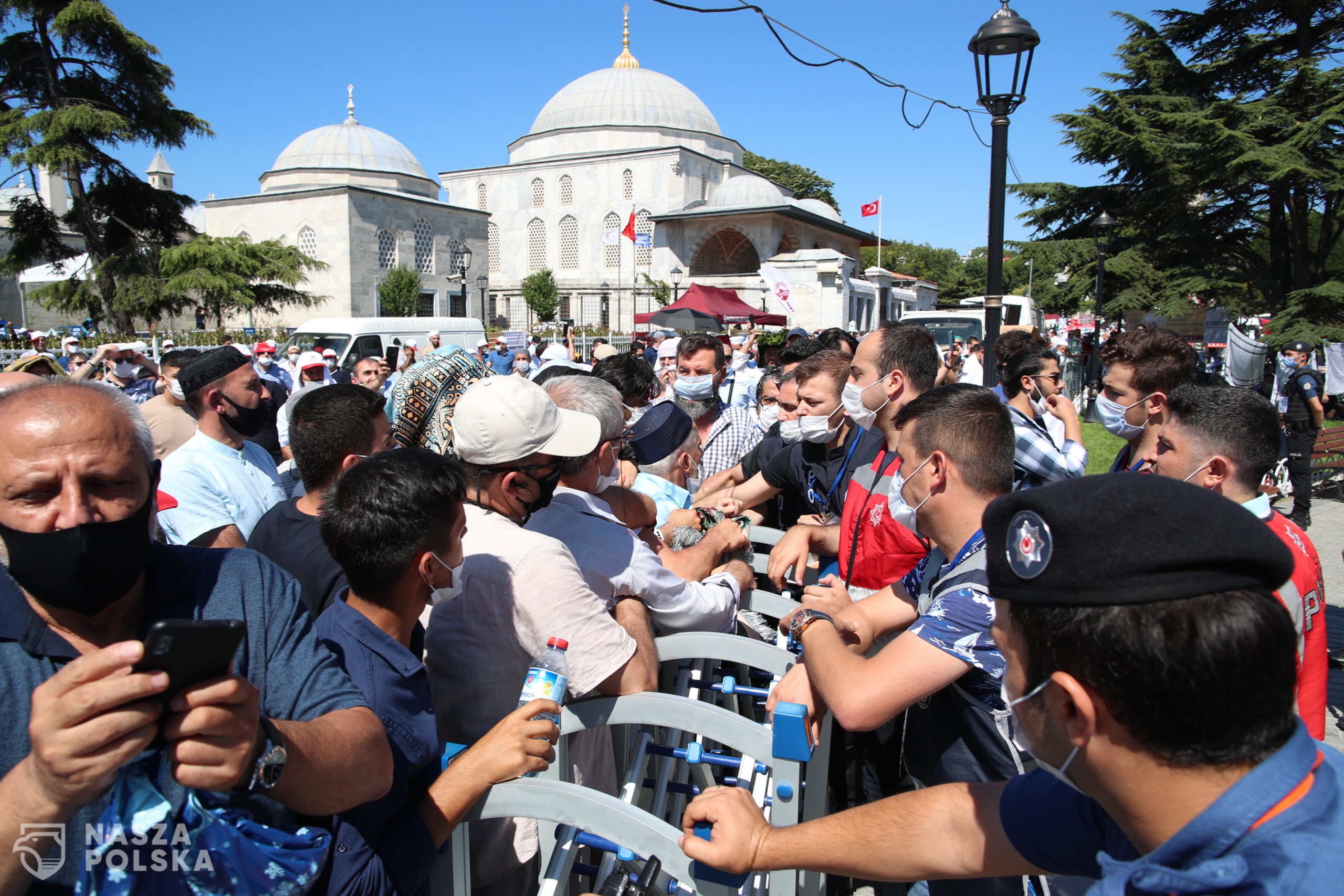 epa08563628 People wait for the first Friday prayer during the official opening ceremony of Hagia Sophia as a mosque in Istanbul, Turkey, 24 July 2020. Turkish President Recep Tayyip Erdogan will attend the first Friday prayers. Turkey's highest administration court on 10 July ruled that the museum that was once a mosque built in a Cathedral would be turned into a mosque again by annulling its status as museum.  EPA/TOLGA BOZOGLU 
Dostawca: PAP/EPA.