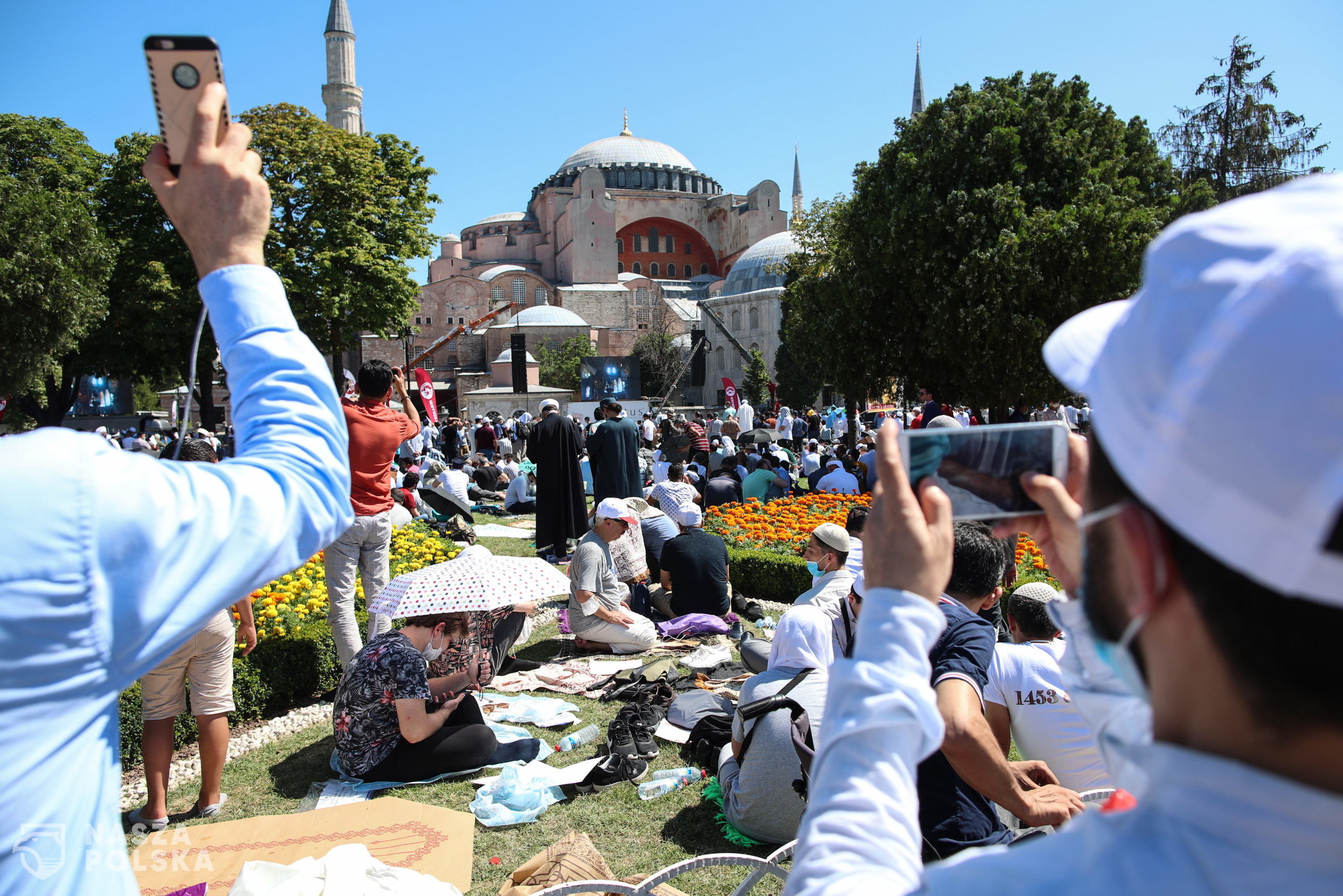 epa08563632 People wait for the first Friday prayer during the official opening ceremony of Hagia Sophia as a mosque in Istanbul, Turkey, 24 July 2020. Turkish President Recep Tayyip Erdogan will attend the first Friday prayers. Turkey's highest administration court on 10 July ruled that the museum that was once a mosque built in a Cathedral would be turned into a mosque again by annulling its status as museum.  EPA/TOLGA BOZOGLU 
Dostawca: PAP/EPA.