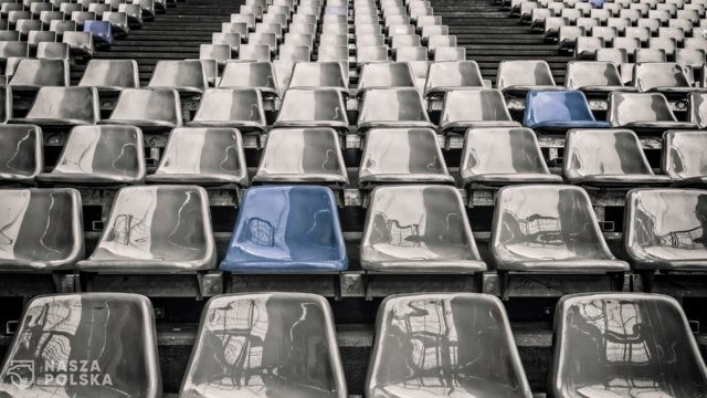 Projekt Rady Ministrów: mniejszy dystans i więcej kibiców na stadionach