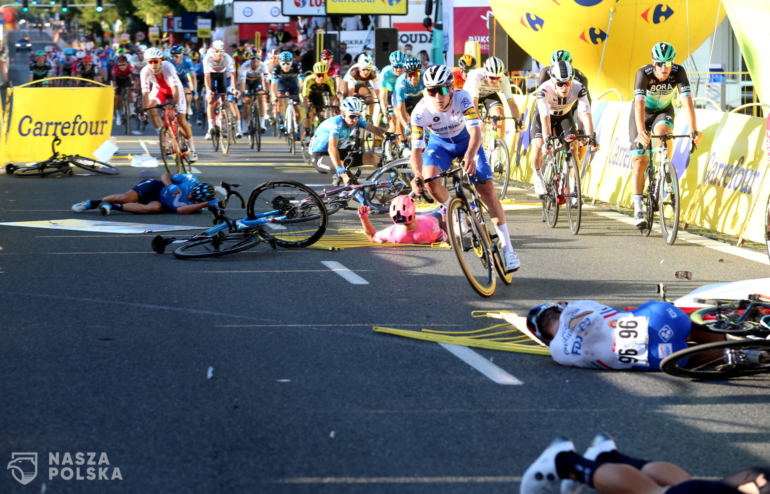 Katowice, 05.08.2020. Kraksa na mecie 1. etapu wycigu kolarskiego 77. Tour de Pologne z Chorzowa do Katowic, 5 bm. Po blisko piêciomiesiêcznej przerwie, ruszy³ pierwszy na wiecie wycigu etapowy najwy¿szej kategorii World Tour. (paw) PAP/Andrzej Grygiel