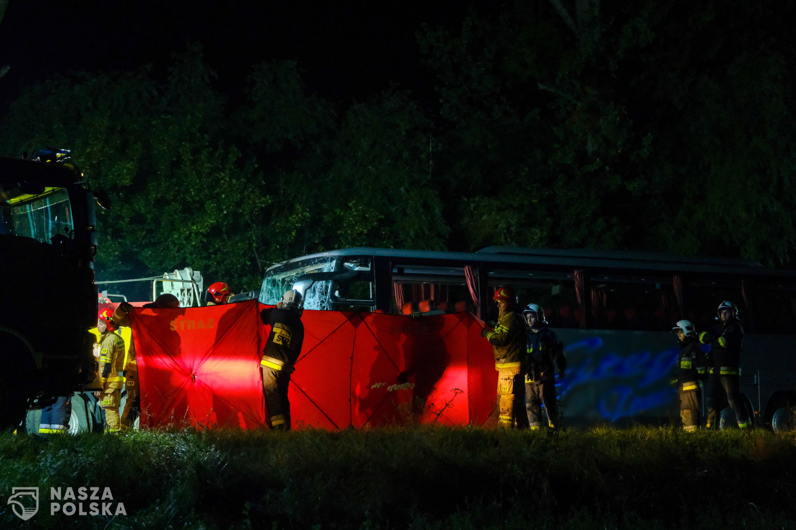 Kleszczów, 23.08.2020. S³u¿by na miejscu tragicznego wypadku w miejscowoci Kleszczów w nocy z 22 na 23 bm. Na drodze krajowej 88 dosz³o do zdarzenia busa i autokaru, w wyniku którego dziewiêæ osób zginê³o, a siedem odnios³o obra¿enia Zginê³y wszystkie osoby jad¹ce busem. Rannych zosta³o siedem osób jad¹cych autokarem, w najpowa¿niejszym stanie jest kierowca.  (kf) PAP/Hanna Bardo