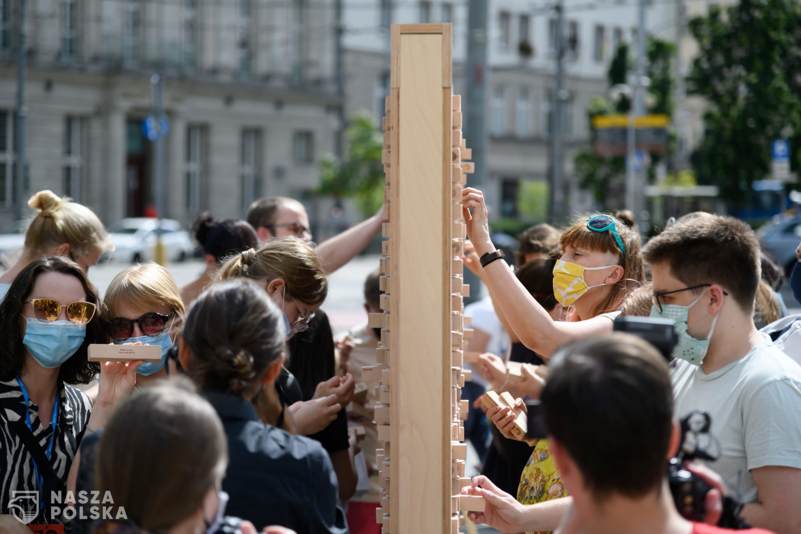 Poznañ, 24.08.2020. Otwarcie interaktywnej instalacji Znikaj¹cy mur, 24 bm. na poznañskim Placu Wolnoci. Jest to dzie³o Instytutu Goethego i przedstawia mur wype³niony blisko 6000 drewnianymi klockami z wygrawerowanymi cytatami nades³anymi przez mieszkañców Europy. Ka¿dy z widzów mo¿e zabraæ tyle klocków, ile uniesie. (sko) PAP/Jakub Kaczmarczyk