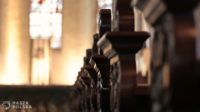 56 proc. Polaków uważa się za religijnych