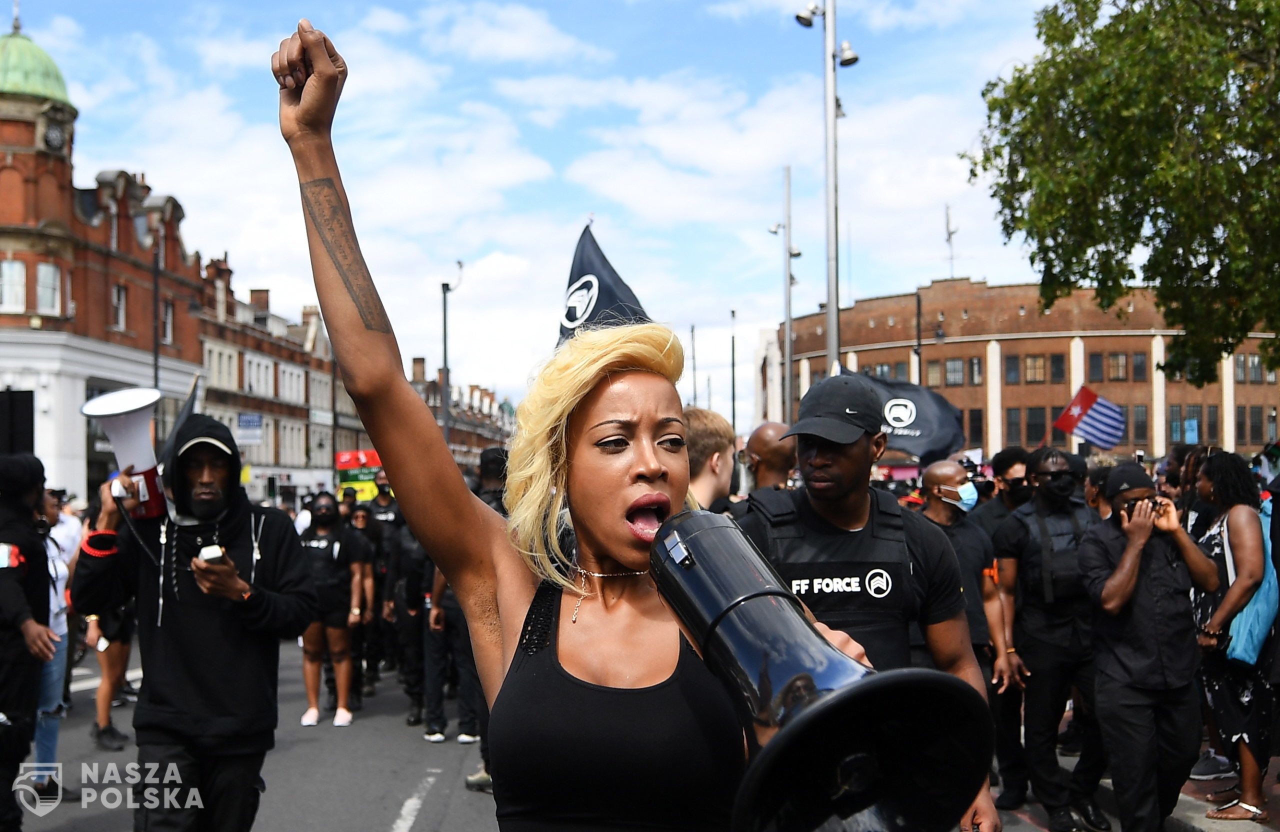 epa08579058 People gather for a Black Lives Matter protest in Brixton, London, Britain, 01 August 2020. Thousands of people from across London gathered to mark the annual Emancipation Day.  EPA/ANDY RAIN 
Dostawca: PAP/EPA.