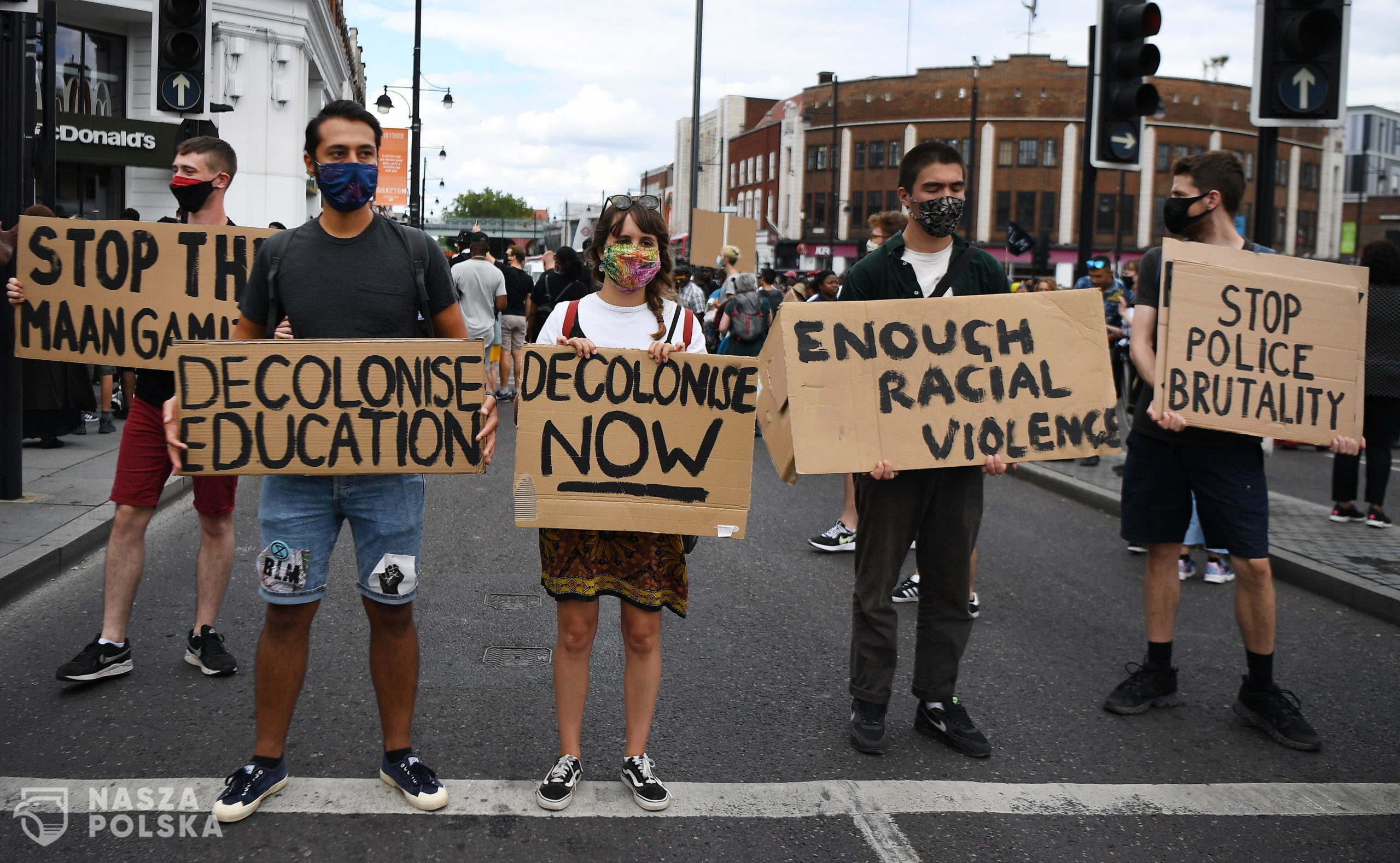 epa08579059 People gather for a Black Lives Matter protest in Brixton, London, Britain, 01 August 2020. Thousands of people from across London gathered to mark the annual Emancipation Day.  EPA/ANDY RAIN 
Dostawca: PAP/EPA.
