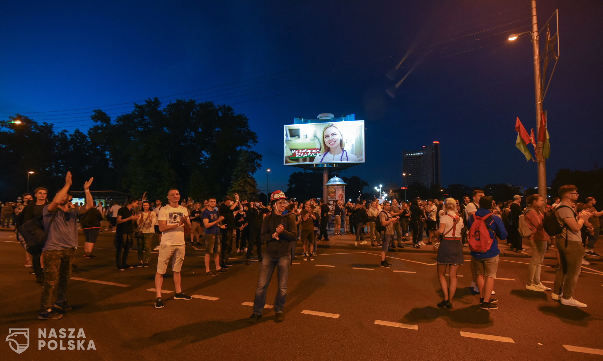 epa08594489 People react during a protest after polling stations closed in the presidential elections in Minsk, Belarus, 09 August 2020. Five candidates are contesting for the presidential seat, including Alexander Lukashenko, the incumbent President of Belarus.  EPA/MARINA SEREBRYAKOVA 
Dostawca: PAP/EPA.