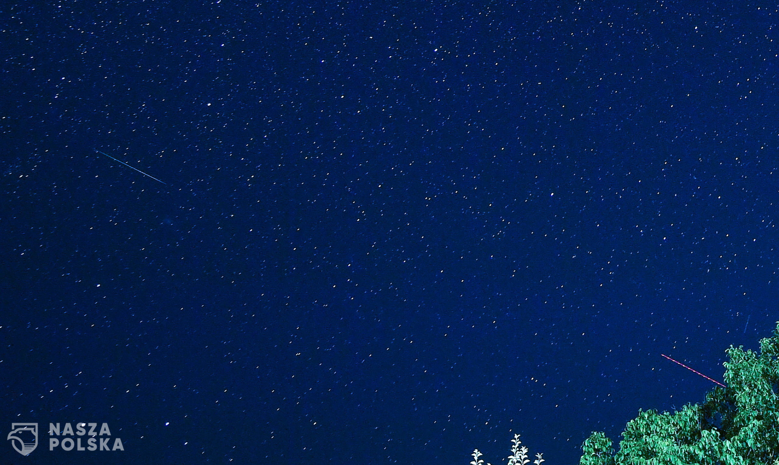 epa08598244 A meteor streaks through the sky during the Perseid meteor shower above the village of Gresnica,some 90 km west from Skopje, Republic of North Macedonia, 11 August 2020. The Perseid meteor shower occurs every year in August when the Earth passes through debris and  some dust of the Swift-Tuttle comet.  EPA/GEORGI LICOVSKI 
Dostawca: PAP/EPA.