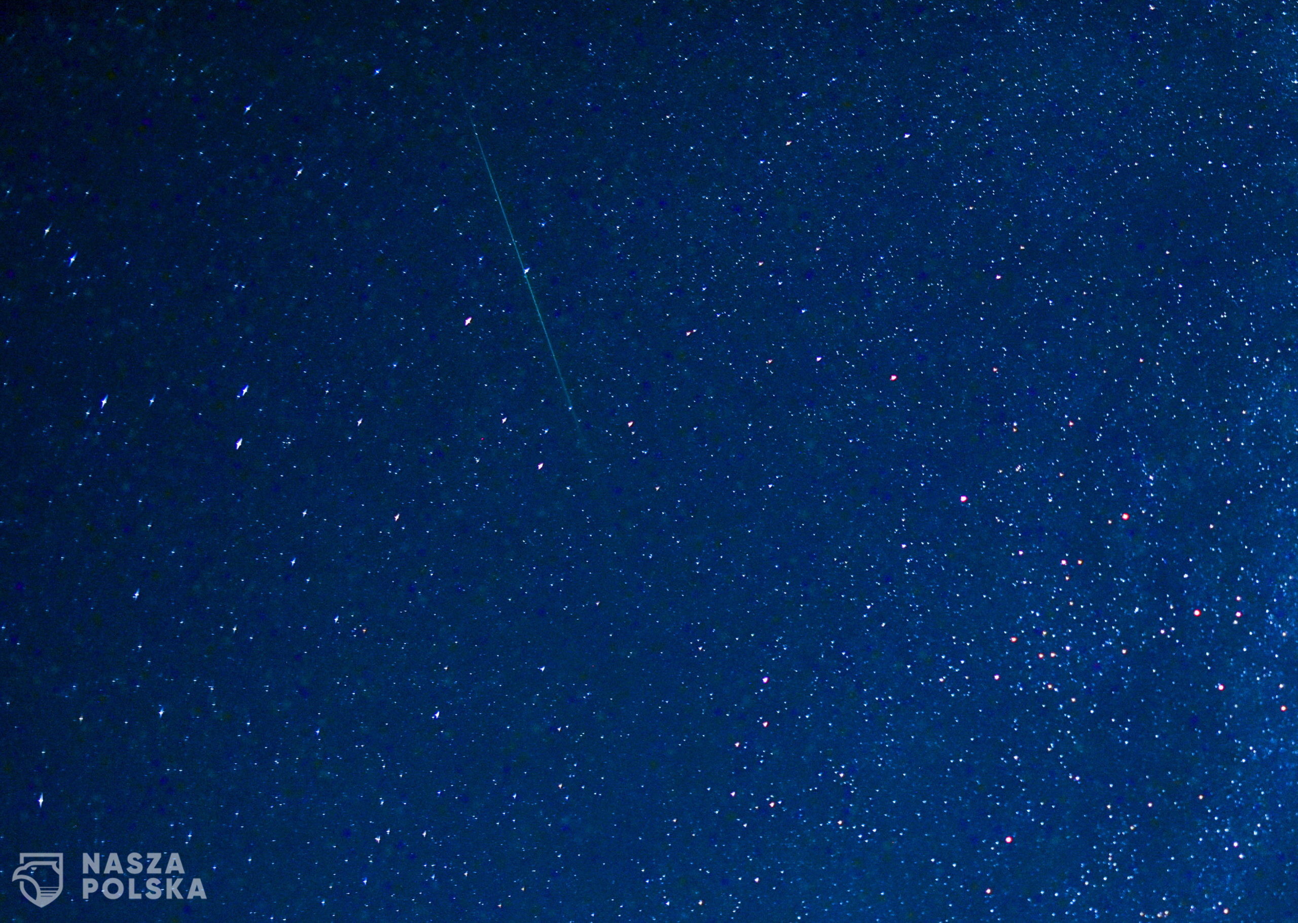 epa08598248 A meteor streaks through the sky during the Perseid meteor shower above the village of Gresnica,some 90 km west from Skopje, Republic of North Macedonia, 11 August 2020. The Perseid meteor shower occurs every year in August when the Earth passes through debris and  some dust of the Swift-Tuttle comet.  EPA/GEORGI LICOVSKI 
Dostawca: PAP/EPA.