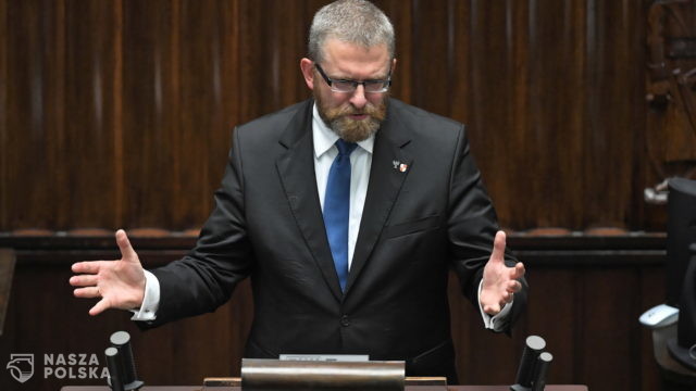 [ZOBACZ FILM] Grzegorz Braun składa doniesienia do prokuratury wobec najważniejszych osób w polskiej medycynie