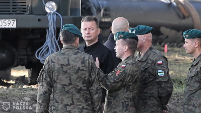 Błaszczak: wojsko grodzi granicę z Białorusią