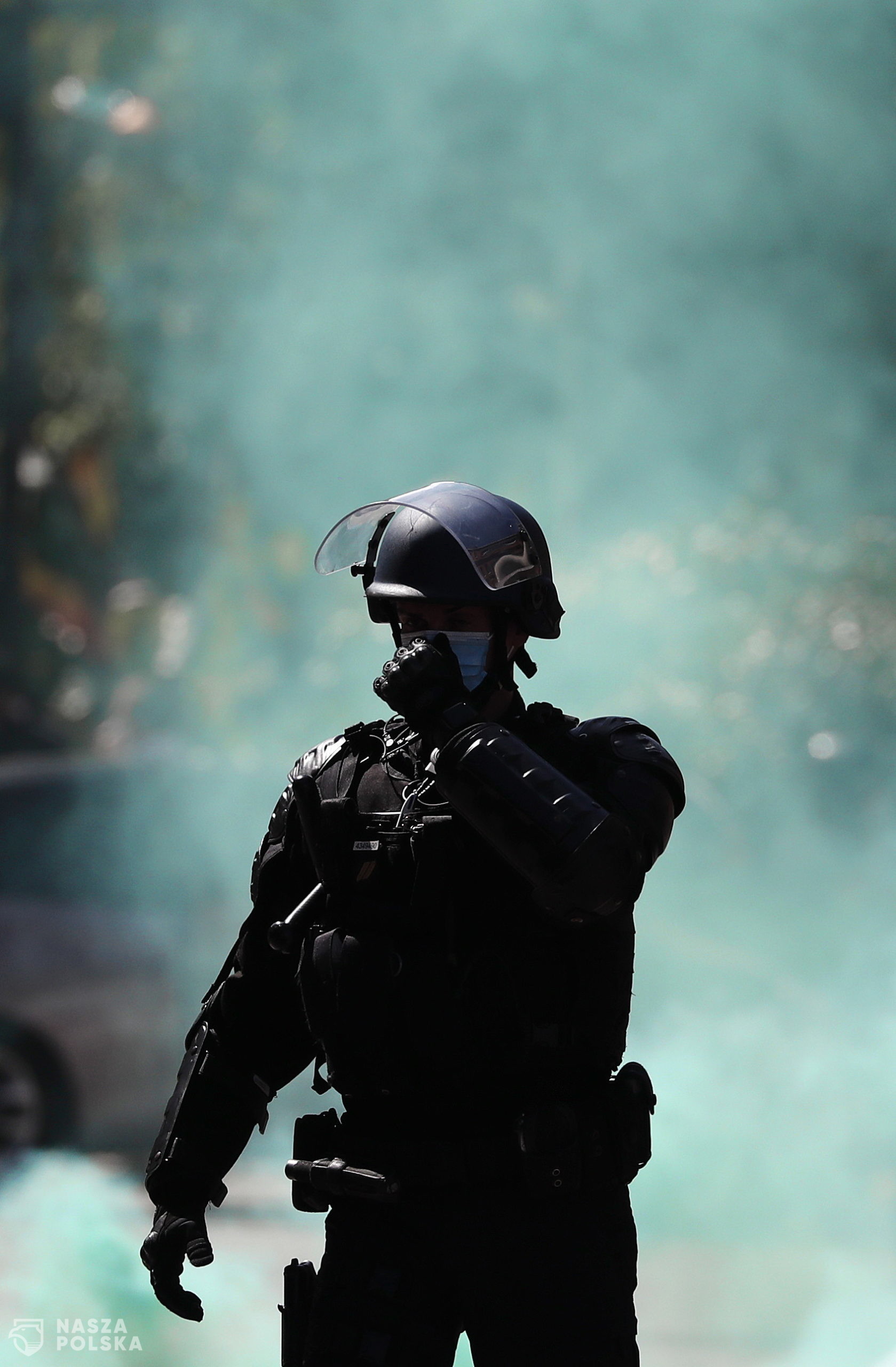 epa08664129 A French riot Policeman clashes with protesters from the 'Gilets Jaunes' (Yellow Vests) movement during the 'act XCVI' demonstration of yellow vests movement in Toulouse, France, 12 September 2020. Ye?llow Vest protests are expected in several cities across France against the government policy.  EPA/GUILLAUME HORCAJUELO 
Dostawca: PAP/EPA.