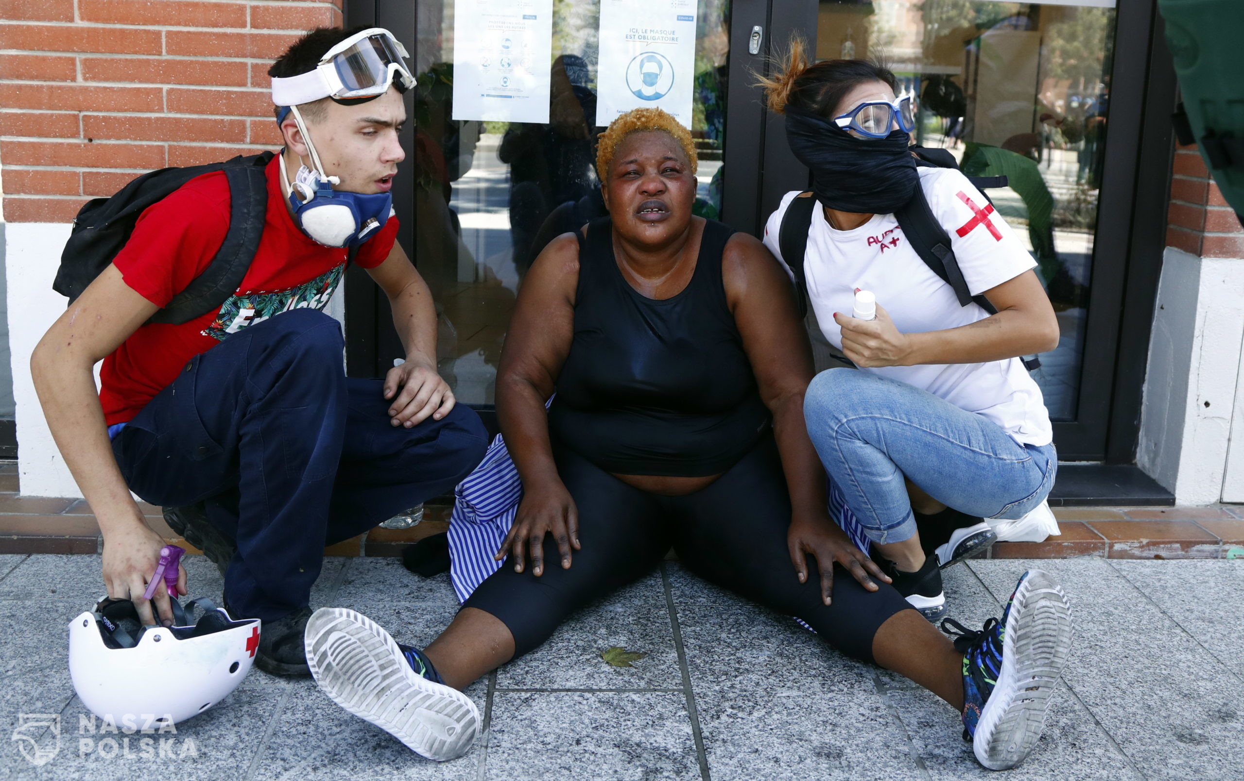epa08664160 People assist a woman sitting on the ground during clashes between French riot Police and protesters from the 'Gilets Jaunes' (Yellow Vests) movement during the 'act XCVI' demonstration of yellow vests movement in Toulouse, France, 12 September 2020. Yellow Vest protests are expected in several cities across France against the government policy.  EPA/GUILLAUME HORCAJUELO 
Dostawca: PAP/EPA.