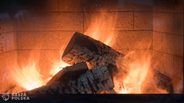 Warunkowy zakaz palenia w kominkach na Mazowszu. Nawet do 5 tys. zł. kary
