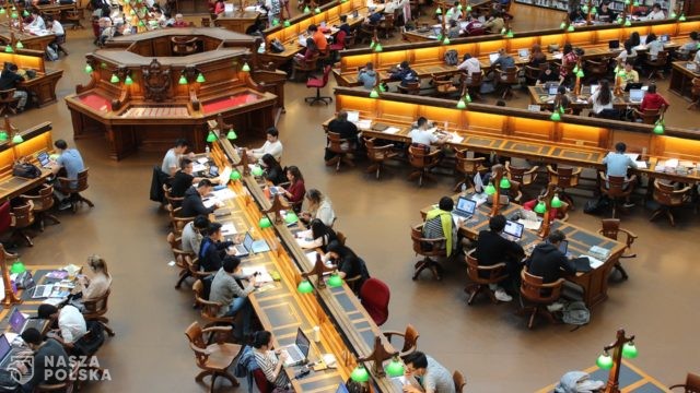 Nauczanie studentów głównie w trybie mieszanym