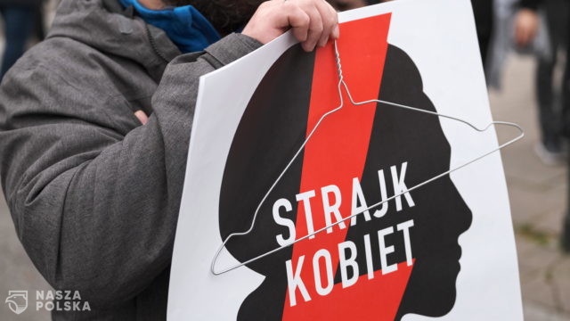 Baner z hasłem „Nigdy nie będziesz szła sama!” na kopcu Piłsudskiego