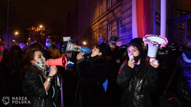 Fotoreporterka „Wyborczej” zwolniona, choć z zarzutami. Kopała policjanta?