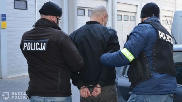Zatrzymany mężczyzna, który w trakcie protestów rzucił szklaną butelkę w policjantów