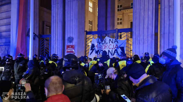 Policja usuwa protestujących spod MEN-u
