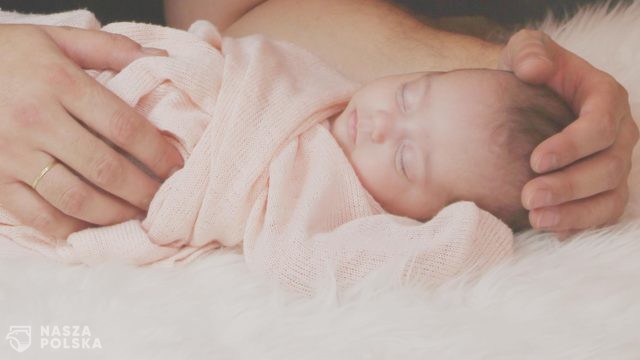 Zakażone matki nie widzą dzieci. „W miarę możliwości wysyłamy im zdjęcia”