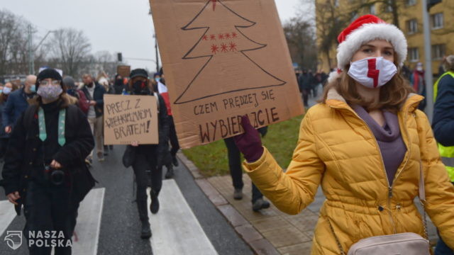 Protestowano w całej Polsce. Zaatakowano torebką poseł Scheuring-Wielgus