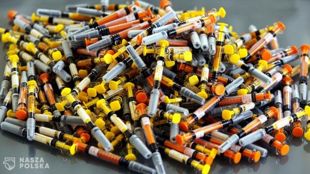 Uniwersytet Queensland do produkcji szczepionki na koronawirusa wykorzystywał białka zawarte w genomie wirusa HIV