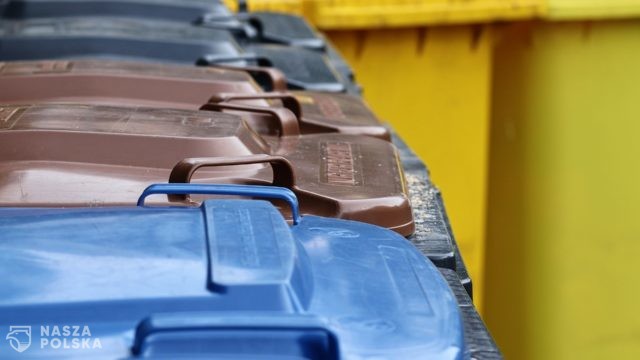 Prawie milion zł wydał stołeczny ratusz na kampanię dot. opłaty śmieciowej