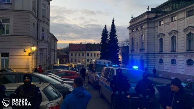 Kontrole sanepidu i policji w całym kraju w otwartych mimo obostrzeń lokalach